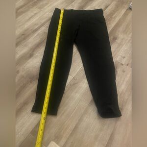 Old navy active leggings with mesh triangle at the bottom of leggings